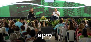Evento de rendición pública de cuentas de EPM con panelista acompañada del gerente general de EPM John Maya Salazar, en escenario frente a la audiencia y el mensaje  de "Rendición pública de cuentas gestión 2025".