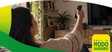 Mujer apagando el televisor de su sala. Ponte en modo ahorro