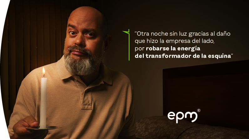 Hombre sostiene una vela con su mano en una habitación oscura, acompañada de texto: "“Otra noche sin luz gracias al daño que hizo la empresa del lado, por robarse la energía del transformador de la esquina”