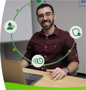 Hombre sonriente trabaja en un computador portátil mientras alrededor aparecen íconos relacionados con actualización de datos, seguridad y gestión digital.