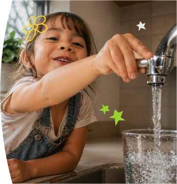 Niña sonriente abre la llave y llena un vaso con agua en la cocina, con ilustraciones lúdicas que resaltan el cuidado del recurso.