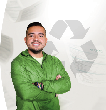 Banner de un hombre joven sonriente con una chaqueta verde y los brazos cruzados. En el  fondo, se aprecia un icono de reciclaje y facturas de papel difuminadas flotando sobre un fondo blanco y verde claro.