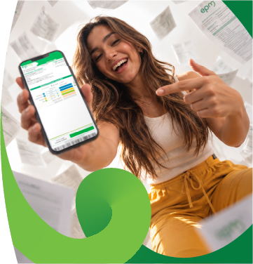 Mujer sonriente mostrando en la pantalla de su celular la factura digital de EPM, en el fondo facturas en papel cayendo