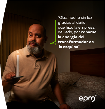 Hombre sostiene una vela con su mano en una habitación oscura, acompañada de texto: "“Otra noche sin luz gracias al daño que hizo la empresa del lado, por robarse la energía del transformador de la esquina”
