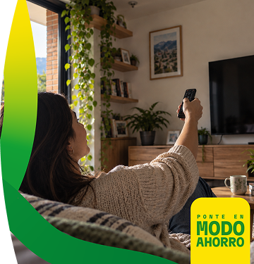 Mujer apagando el televisor de su sala. Ponte en modo ahorro