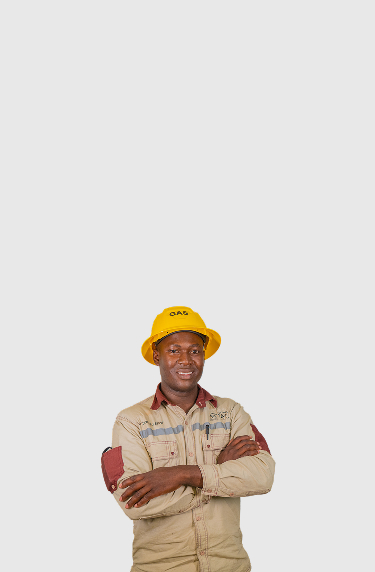 Trabajador de EPM con uniforme beige y casco amarillo de gas, cruzando los brazos y sonriendo sobre fondo gris