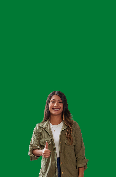 Trabajador de EPM con uniforme beige y casco amarillo de gas, cruzando los brazos y sonriendo sobre fondo gris