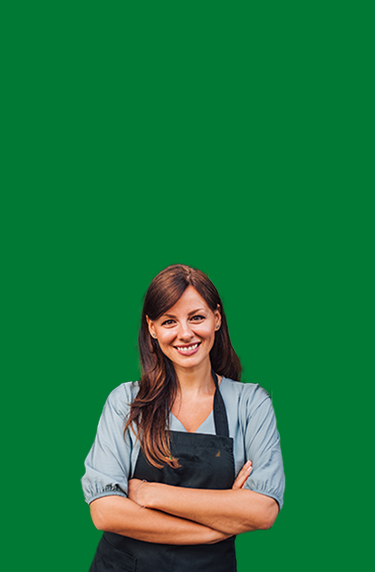 Trabajador de EPM con uniforme beige y casco amarillo de gas, cruzando los brazos y sonriendo sobre fondo gris