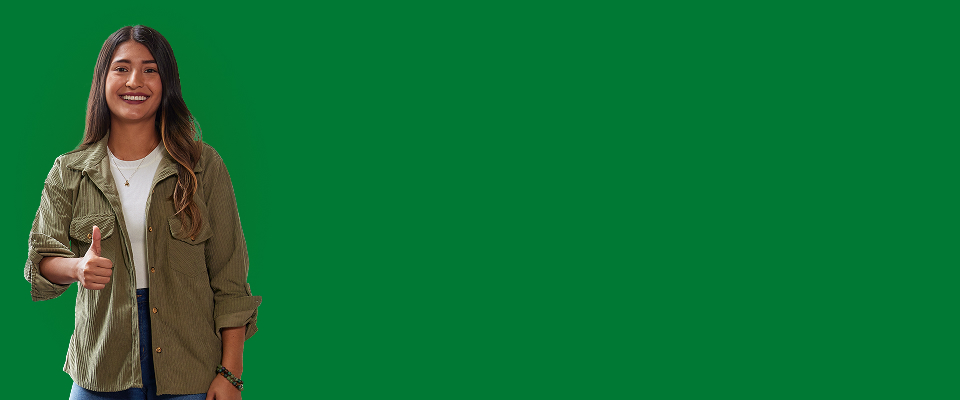 Trabajador de EPM con uniforme beige y casco amarillo de gas, cruzando los brazos y sonriendo sobre fondo gris