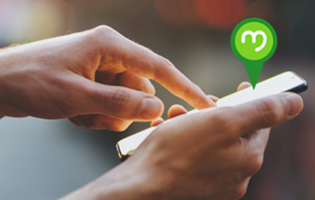 Persona usa un teléfono móvil con el ícono verde de EPM