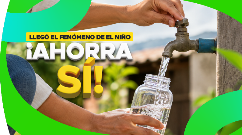 Mujer recolectando agua para las interrupciones programadas del servicio de acueducto