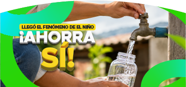 Mujer recolectando agua para las interrupciones programadas del servicio de acueducto