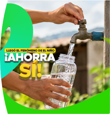 Mujer recolectando agua para las interrupciones programadas del servicio de acueducto