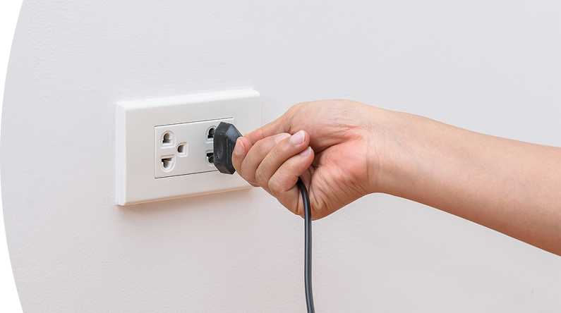  Mano conectando cable al interruptor de luz