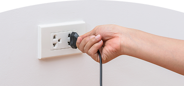  Mano conectando cable al interruptor de luz