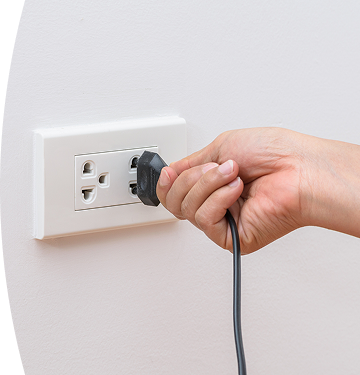  Mano conectando cable al interruptor de luz