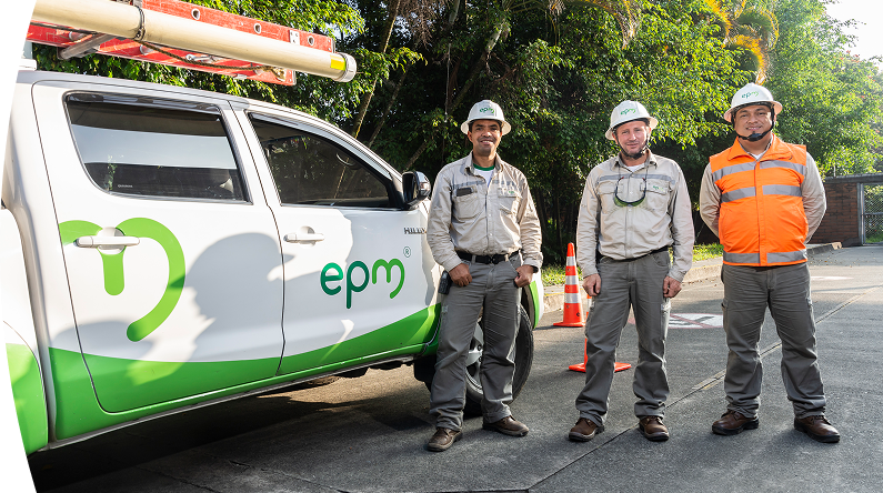 Técnicos de una empresa de energía junto a un vehículo de servicio durante una atención en vía pública