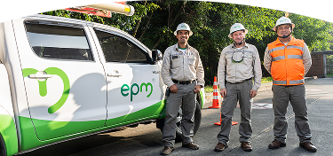  Técnicos de una empresa de energía junto a un vehículo de servicio durante una atención en vía pública