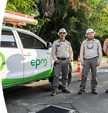  Técnicos de una empresa de energía junto a un vehículo de servicio durante una atención en vía pública