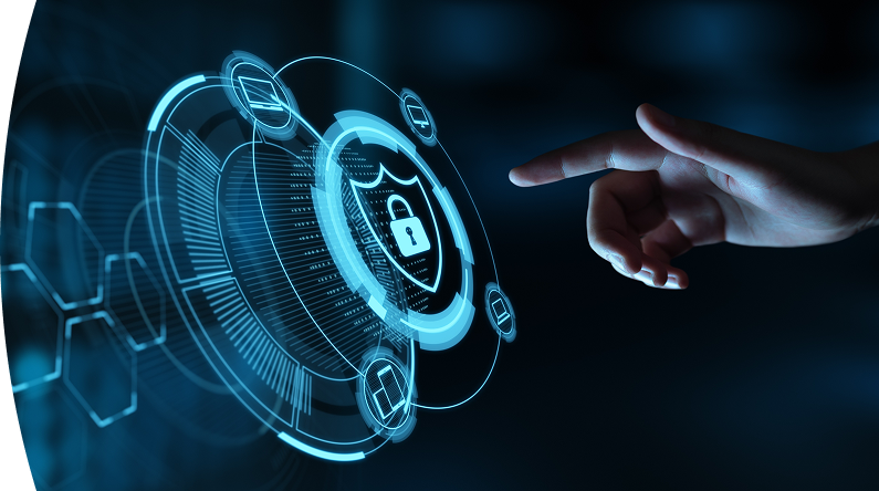 Mano interactuando con una interfaz digital de seguridad que muestra un candado de protección de datos