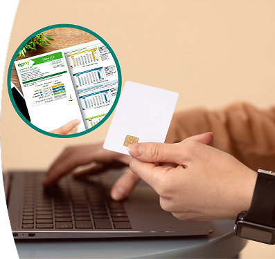 Mano sosteniendo una tarjeta con chip mientras otra mano usa un computador portátil. Sobre la imagen aparece un círculo que muestra un extracto detallado de una factura de EPM.