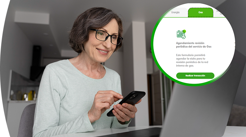 Mujer mayor con gafas, usando su celular frente al portátil, gestionando un servicio de EPM.