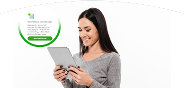 Mujer joven de cabello oscuro usando una tableta y sonriendo