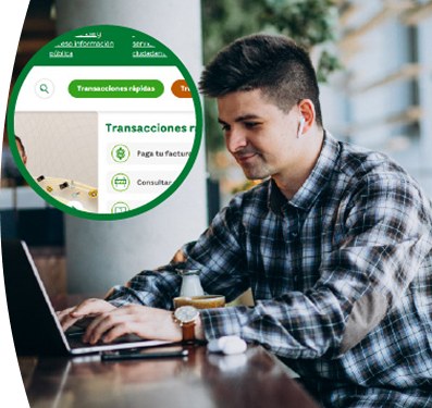  Hombre joven trabajando en un computador portátil en un espacio interior, mientras observa en pantalla la interfaz de transacciones rápidas EPM