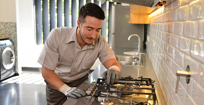 Técnico realizando mantenimiento a estufa de gas