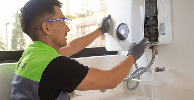 Técnico con gafas protectoras realiza instalación de un calentador