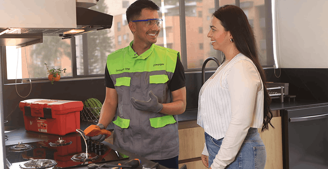 Técnico realizando mantenimiento a estufa de gas