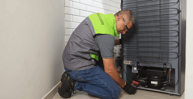  Técnico explica el funcionamiento de un equipo a una clienta de epm