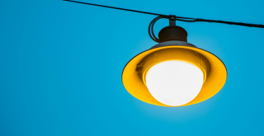 Bombillo encendido colgado de un cable