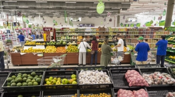 Conoce la Proveeduría. El acceso a este contenido tiene una imagen de un supermercado con productos frescos y personas haciendo mercado