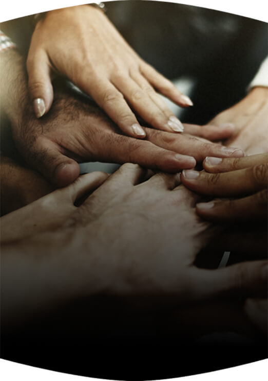 Banner sobre diversidad, inclusión y equidad en EPM. Contiene un mensaje que invita a conocer los programas de diversidad de género, inclusión, discapacidad y certificaciones de equidad de género. A la izquierda, se muestra una imagen de varias manos unidas, representando la unión y la diversidad.