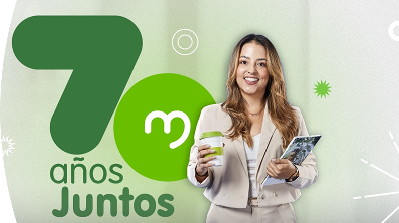 Colaboradora de EPM sonríe con una taza reutilizable y documentos, celebrando los 70 años de EPM