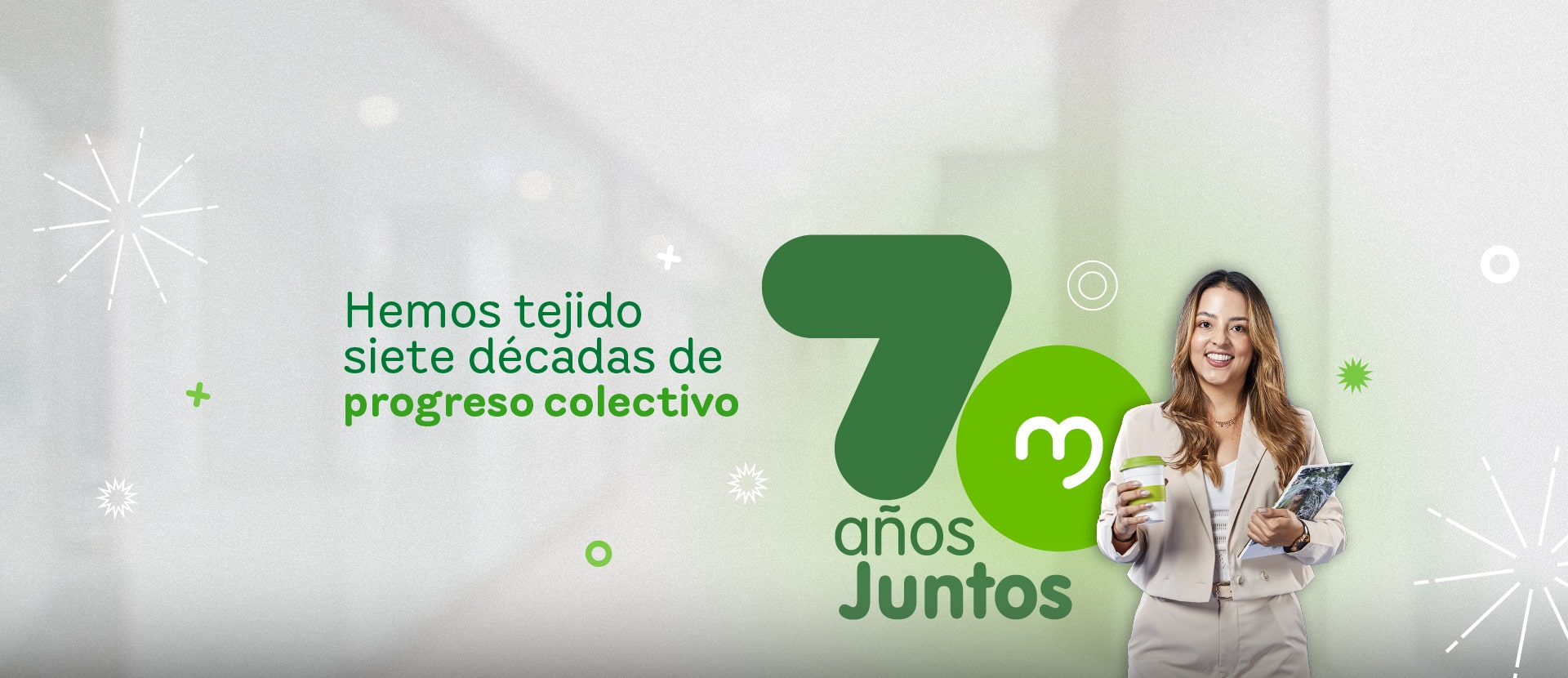 Banner conmemorativo de los 70 años de EPM, Incluye un texto "Hemos tejido siete décadas de progreso colectivo". Mujer sonriente con café y libreta en mano, junto al logo de los 70 años de EPM.