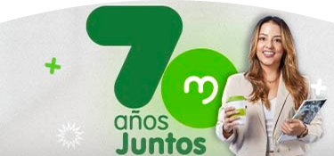 Colaboradora de EPM sonríe con una taza reutilizable y documentos, celebrando los 70 años de EPM