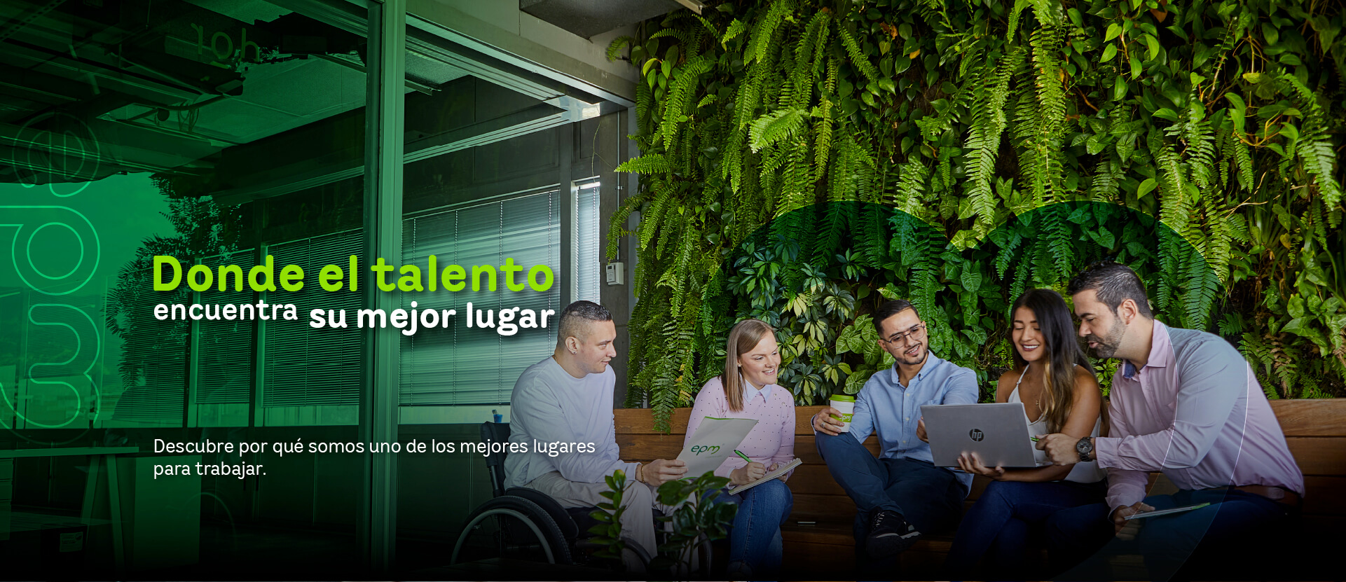 Banner del portal 'Gente EPM', donde se destaca a EPM como un lugar donde el talento encuentra su mejor oportunidad para crecer. La imagen muestra a un grupo de personas trabajando y compartiendo en un ambiente natural con un muro verde de fondo.