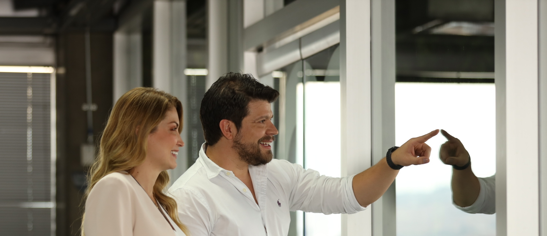 Banner del portal 'Gente EPM', destacando a EPM como la sexta mejor empresa para trabajar en Colombia. La imagen muestra a un hombre y una mujer sonriendo mientras señalan un reflejo en un vidrio, representando un ambiente laboral positivo.