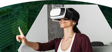 Mujer usando gafas de realidad virtual e interactuando con tecnología inmersiva en un entorno moderno