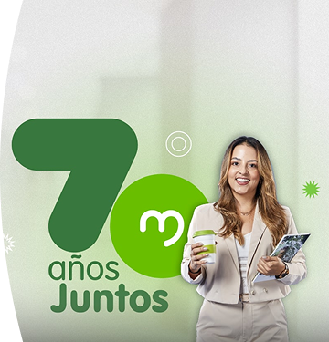 Colaboradora de EPM sonríe con una taza reutilizable y documentos, celebrando los 70 años de EPM