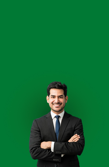 Hombre con camisa lila sonriendo hace gesto de corazón con las manos, sobre fondo claro