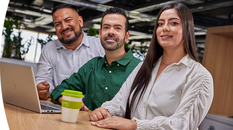 Tres personas, dos hombre y una mujer en oficina moderna con laptop y vaso ecológico de EPM