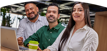 Tres personas, dos hombre y una mujer en oficina moderna con laptop y vaso ecológico de EPM