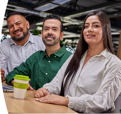 Tres personas, dos hombre y una mujer en oficina moderna con laptop y vaso ecológico de EPM