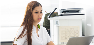 Señorita de atención al cliente usando una computadora