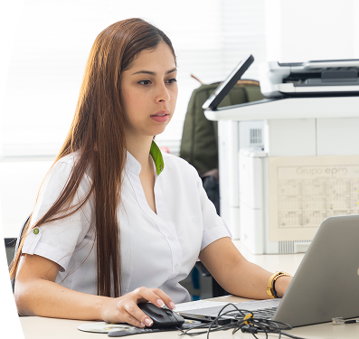 Señorita de atención al cliente usando una computadora