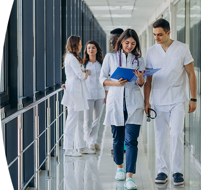 Dos doctores caminando mientras revisan una historia médica