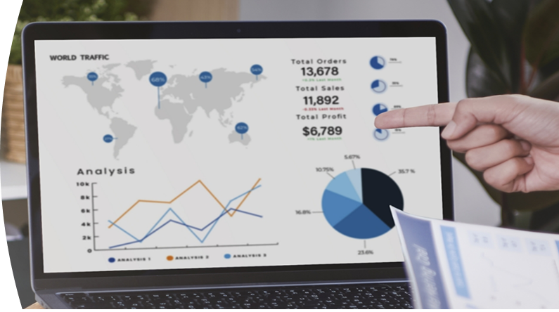 Computador mostrando gráficas de informes financieros y una mano señalando la pantalla
